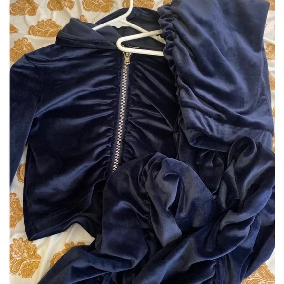 Velvet Ruched Set - Picture 2 of 2